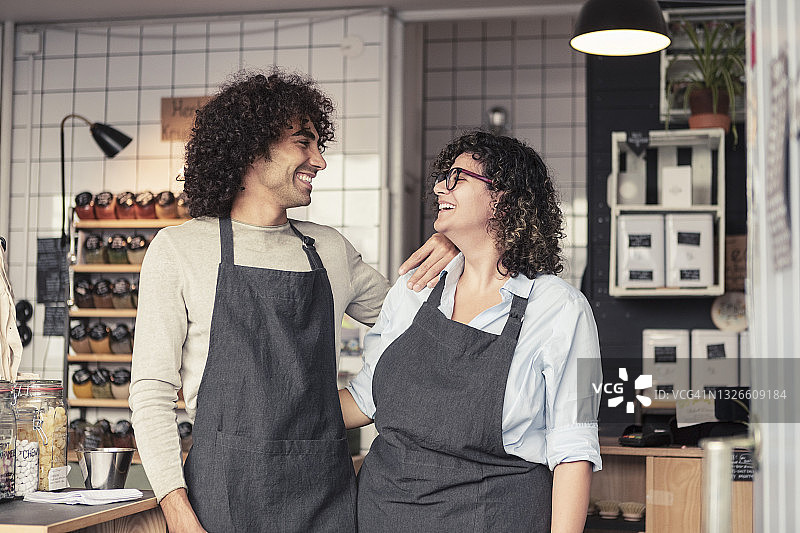 有机商店里快乐的男女店主互相对视图片素材