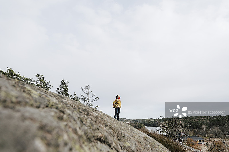 站在山顶上的中年女探险家图片素材