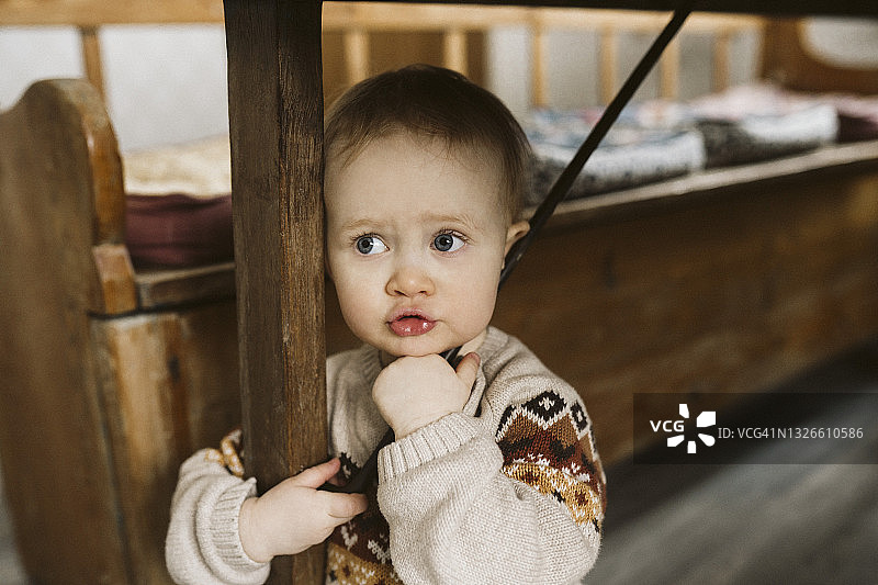 在家中桌子下站立的灰眼睛女孩图片素材