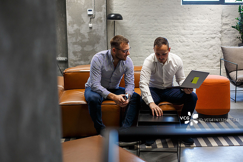 同事们进行建设性的争论。图片素材