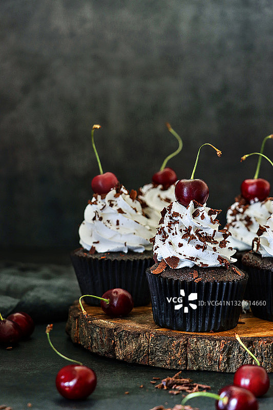 黑森林蛋糕纸杯蛋糕图片：自制，纸质蛋糕盒，木制蛋糕架，鲜奶油玫瑰花结，莫雷洛樱桃和巧克力屑图片素材