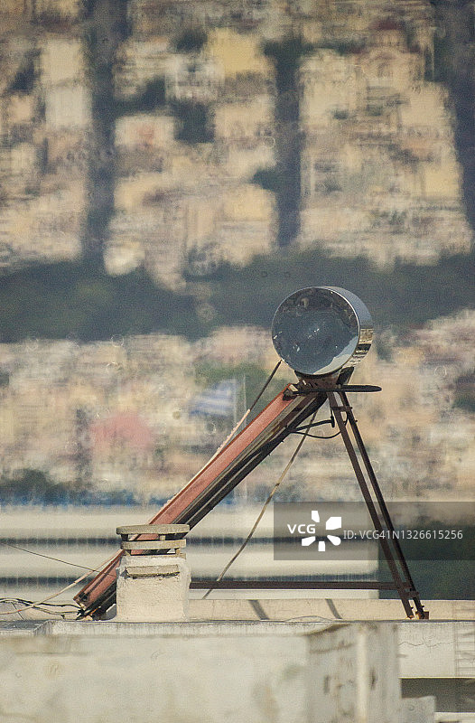建筑屋顶上的太阳能热水器图片素材