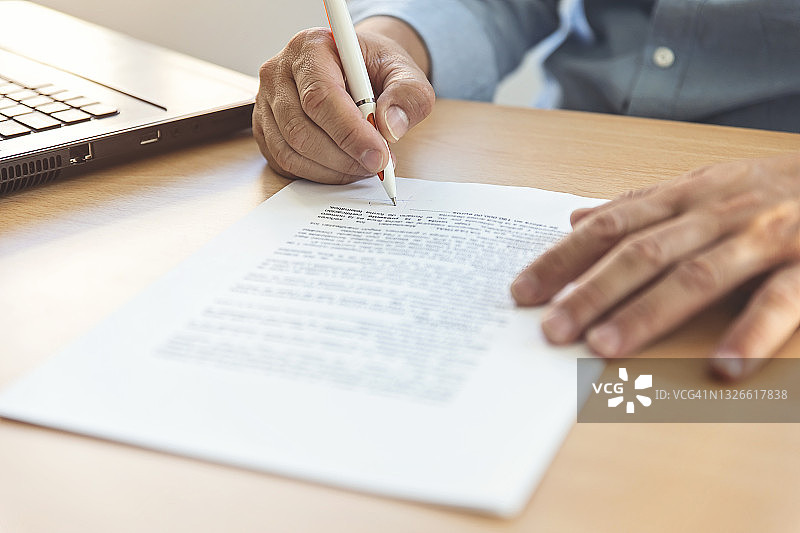 男人在桌子上签署文件特写图片素材