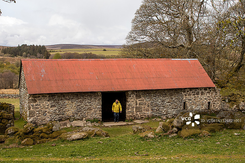 男人从谷仓门口走出来图片素材