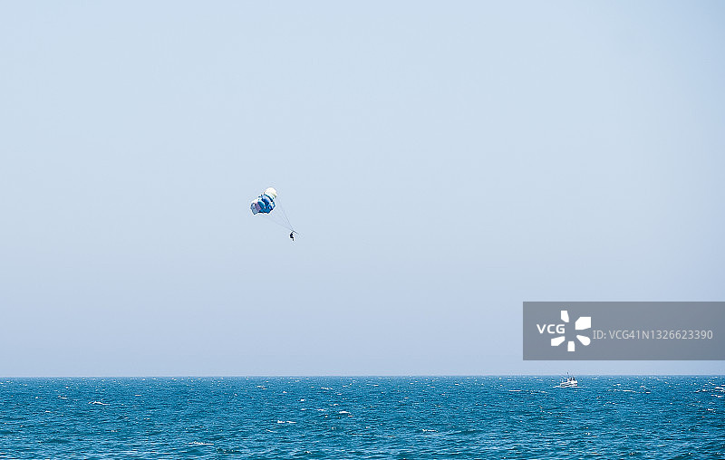 海上快艇拖拽滑翔伞图片素材