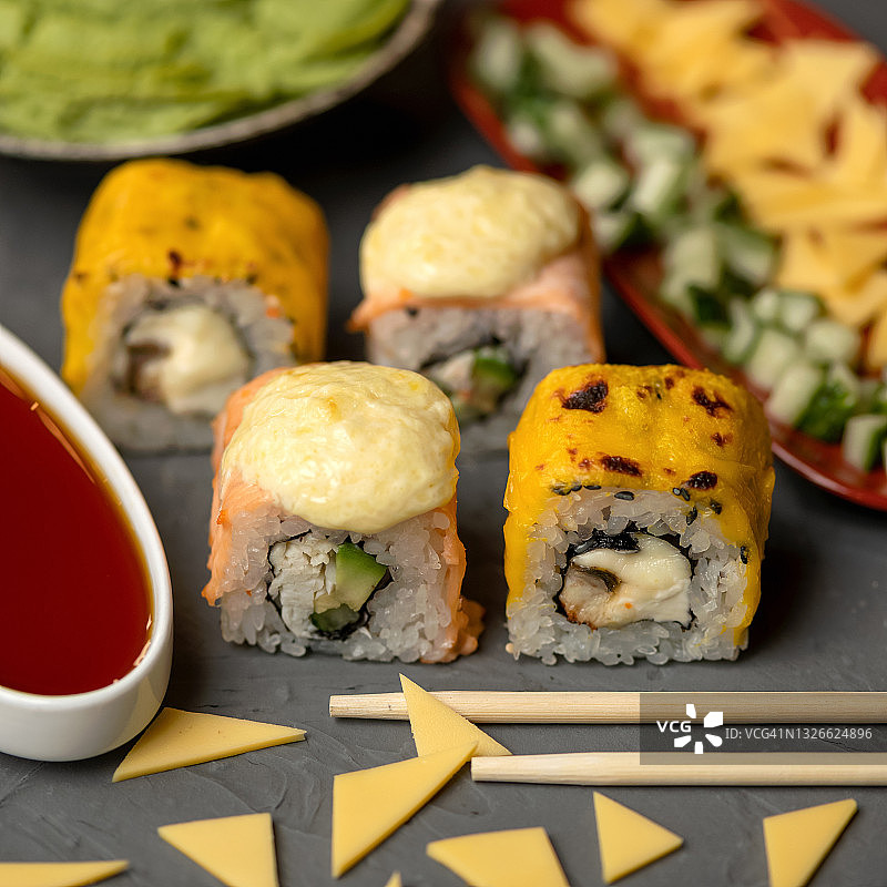 费城烤奶酪卷寿司（特写，浅景深）图片素材