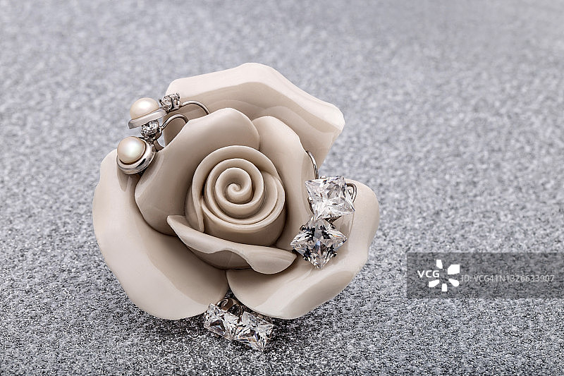 粉色玫瑰与珠宝图片素材