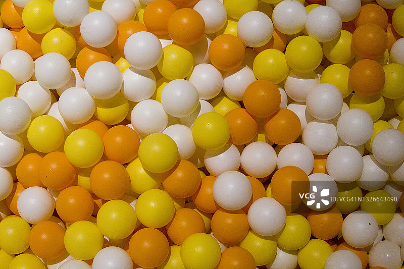 游乐场球池中的彩色球图片素材