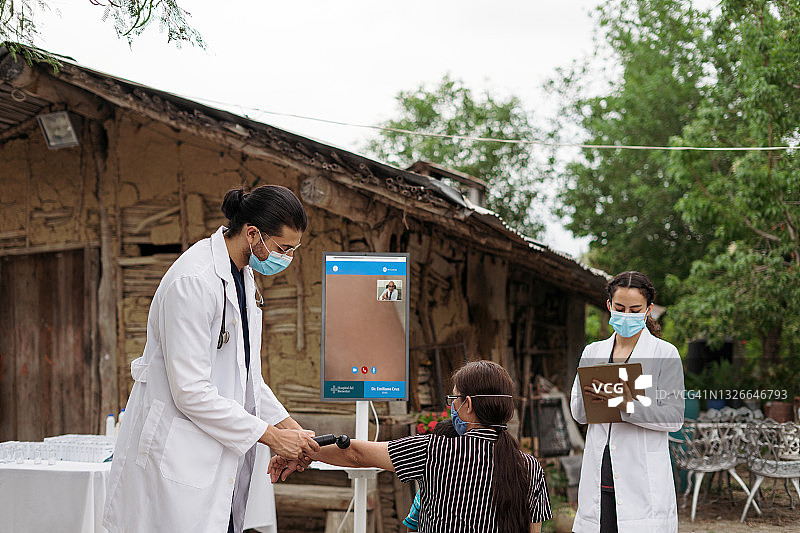 乡村地区的医生检查病人的手臂图片素材