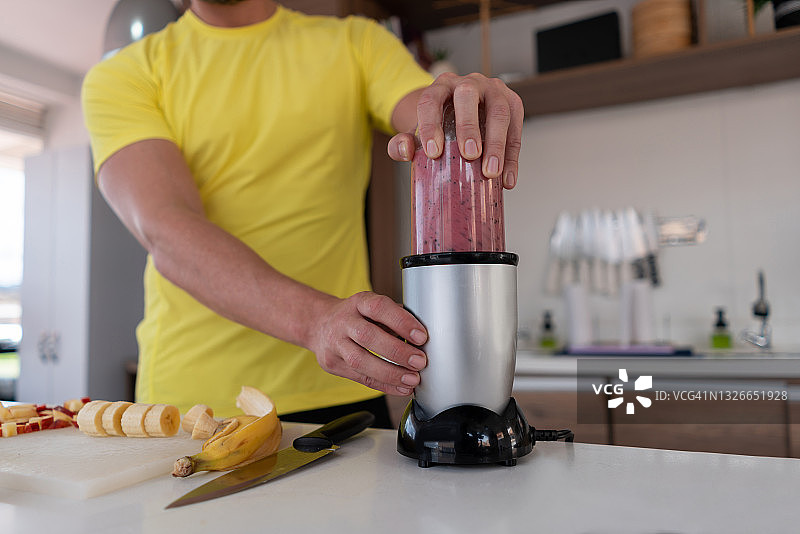 男人正在制作健康的早餐冰沙特写镜头图片素材
