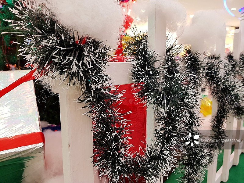 圣诞树栅栏上的人造雪图片素材