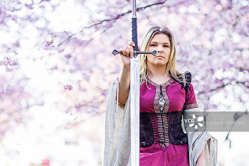 樱花树下的战士女王图片素材