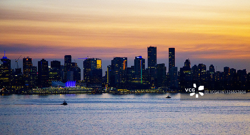 温哥华日落时分的天际线图片素材