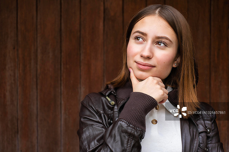 沉思的年轻墨西哥女子，抬头思考图片素材