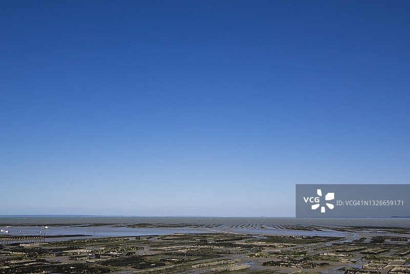 法国康卡勒海滩上的牡蛎养殖场图片素材