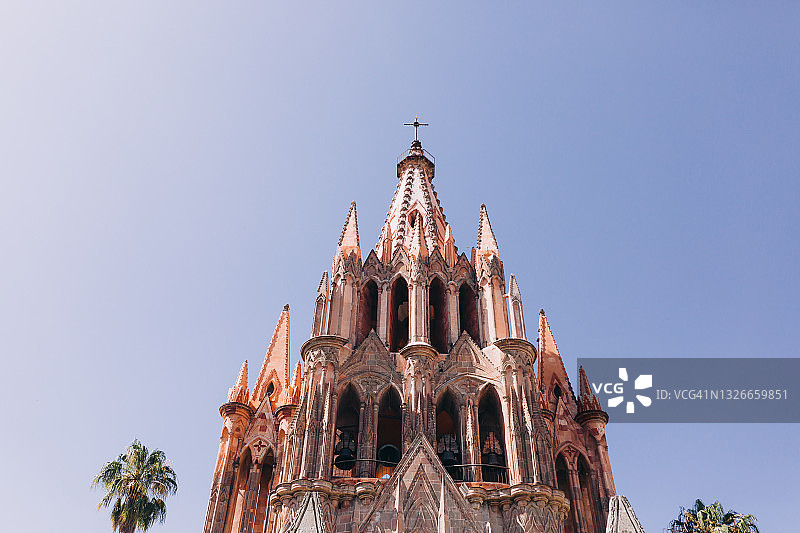 低角度拍摄的圣米格尔德阿连德的圣米格尔教区教堂图片素材