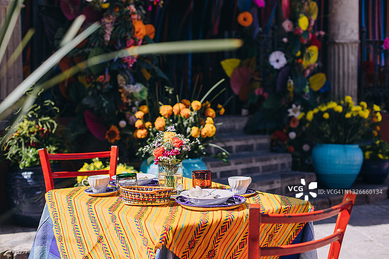圣米格尔德阿连德的墨西哥传统装饰户外餐厅座位图片素材