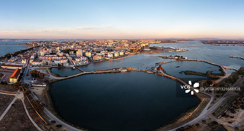 从上方俯瞰里斯本巴雷鲁的日落时分图片素材