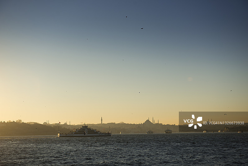 日落时分博斯普鲁斯海峡的伊斯坦布尔天际线图片素材