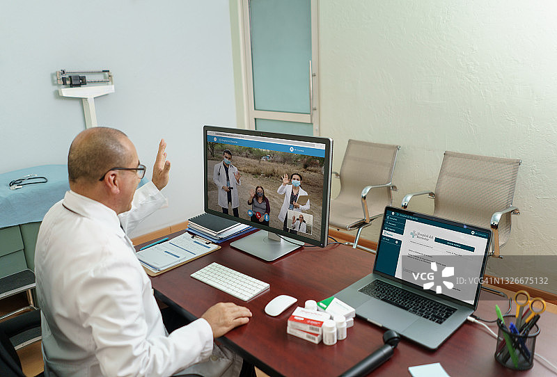 与医疗队的年轻医生进行远程会诊的拉丁裔医生图片素材