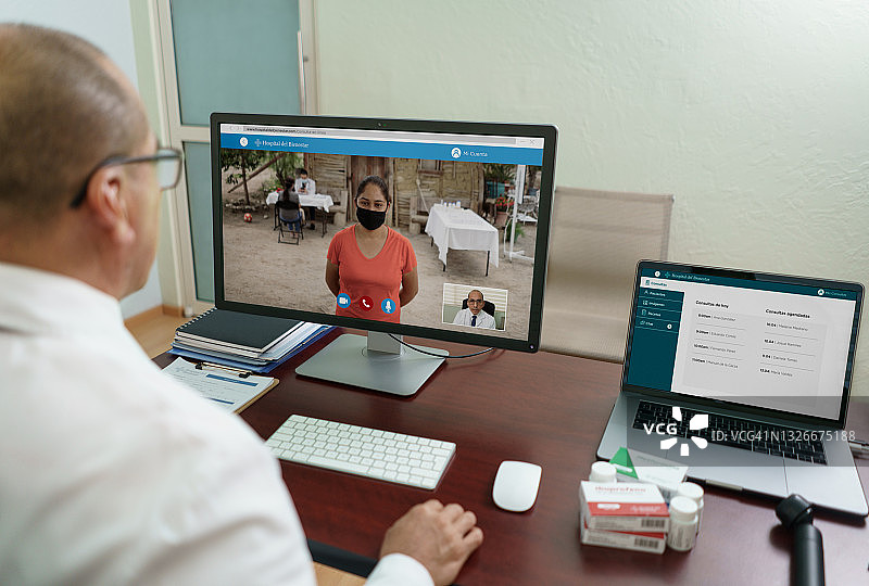 医生和病人使用远程医疗图片素材