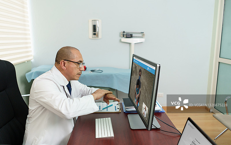 在办公室通过电脑进行视频通话的医学专家图片素材