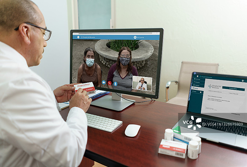 医生通过视频会议与患者交谈图片素材