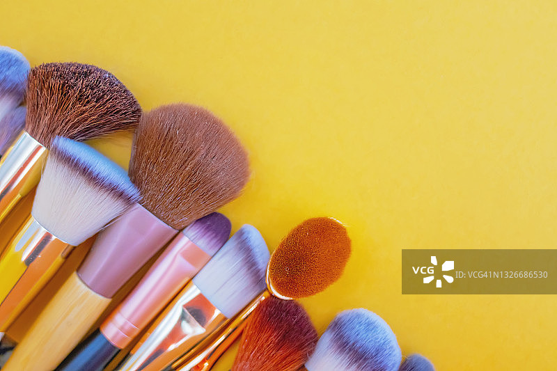 化妆师专业化妆刷具套装，黄色背景图片素材