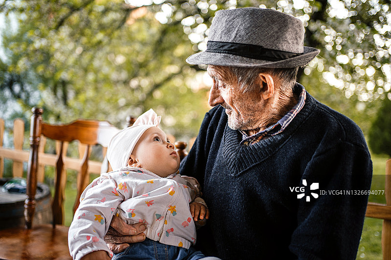 曾祖父抱着曾孙女图片素材