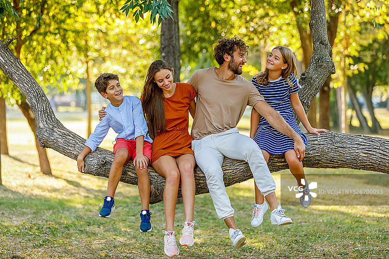 快乐的一家人在享受大自然图片素材