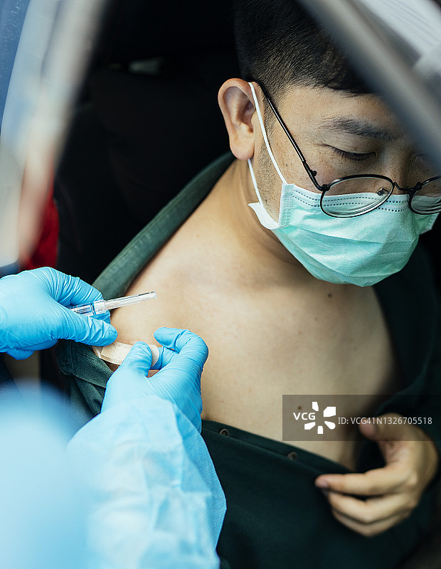 亚洲年轻人在疫苗中心接种新冠疫苗放松特写图片素材