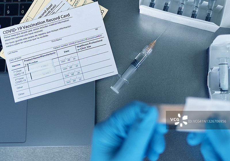 医生为接种新冠疫苗的患者准备肩部创可贴图片素材