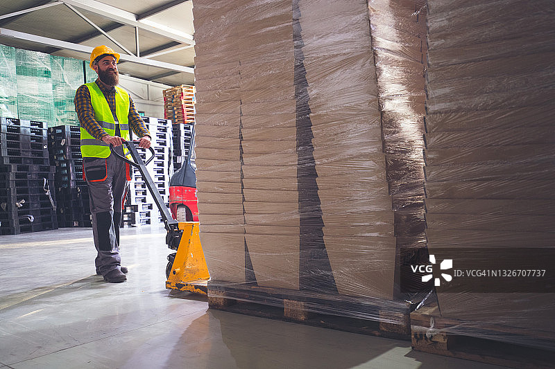 工作中的重物搬运图片素材