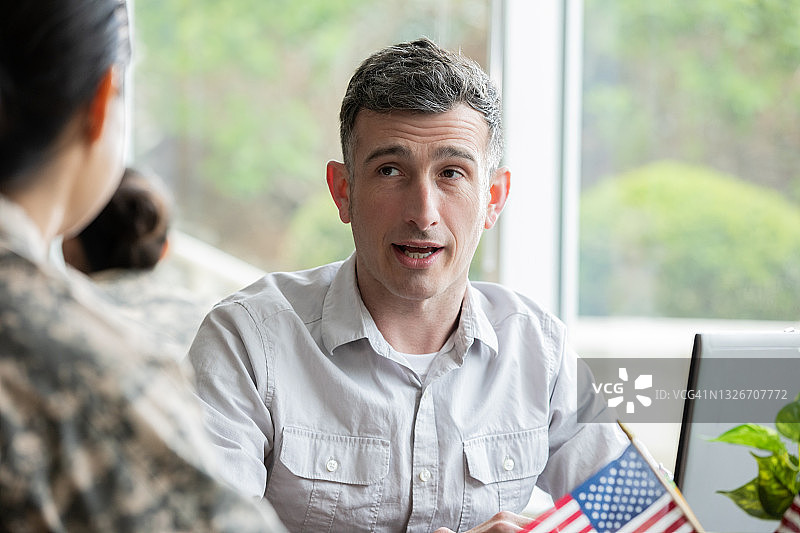 银行家或财务规划师与女兵讨论贷款图片素材