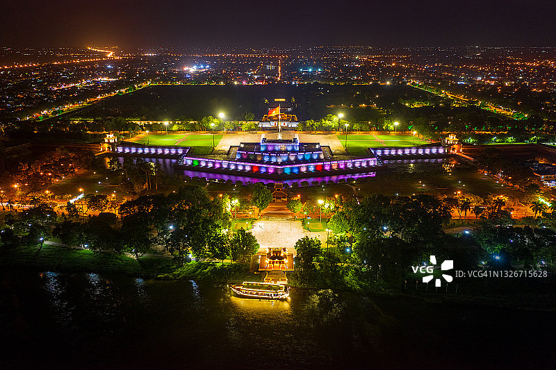顺化市夜景：顺化皇城航拍图片素材