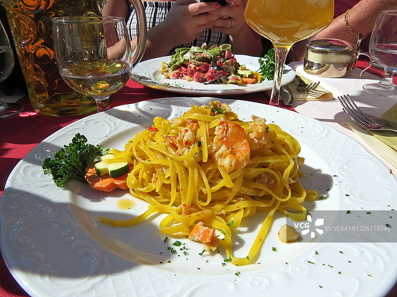 威尼斯户外餐厅的龙虾扁面条图片素材