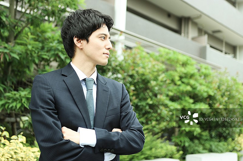 户外穿西装的商人图片素材