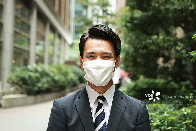 戴口罩的商务男人图片素材