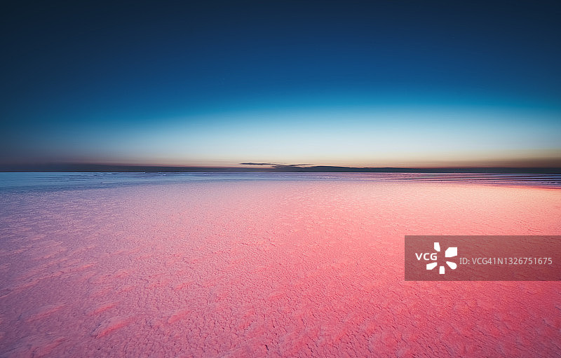 红色地面与蓝色天空图片素材