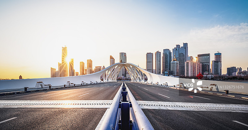 通往市中心的桥梁图片素材