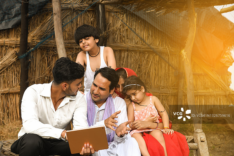 销售人员指导农村家庭图片素材