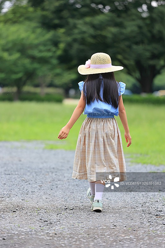 戴着草帽，穿着夏装的美丽女孩图片素材
