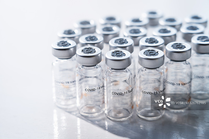 新冠疫苗接种：疫苗瓶和注射器图片素材