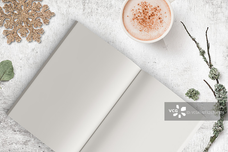 空白杂志页面。带有咖啡和鲜花的杂志模型工作区图片素材