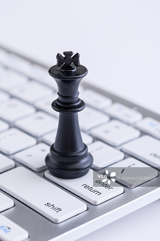 笔记本电脑键盘命令按钮上的黑色国际象棋国王棋子图片素材