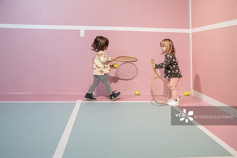 孩子们玩网球拍和网球图片素材