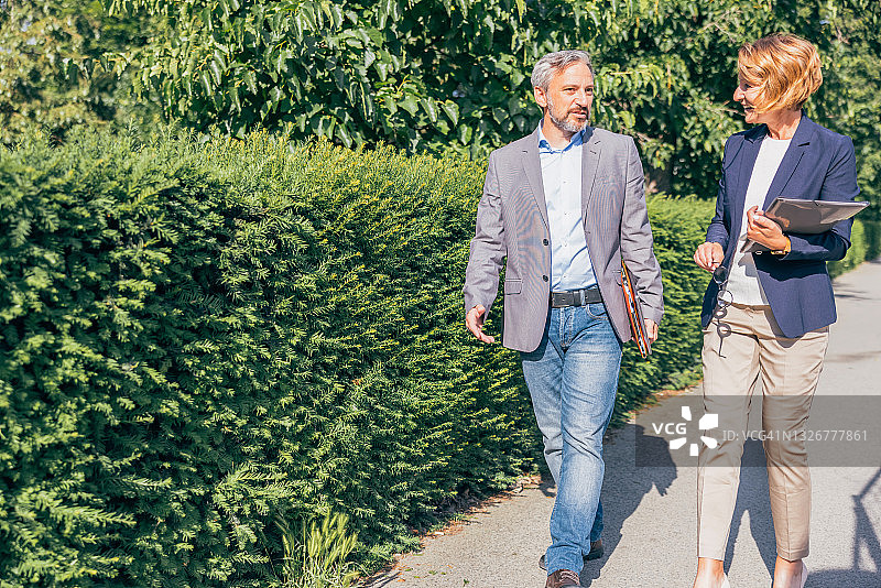 走向办公室的成熟商业伙伴图片素材