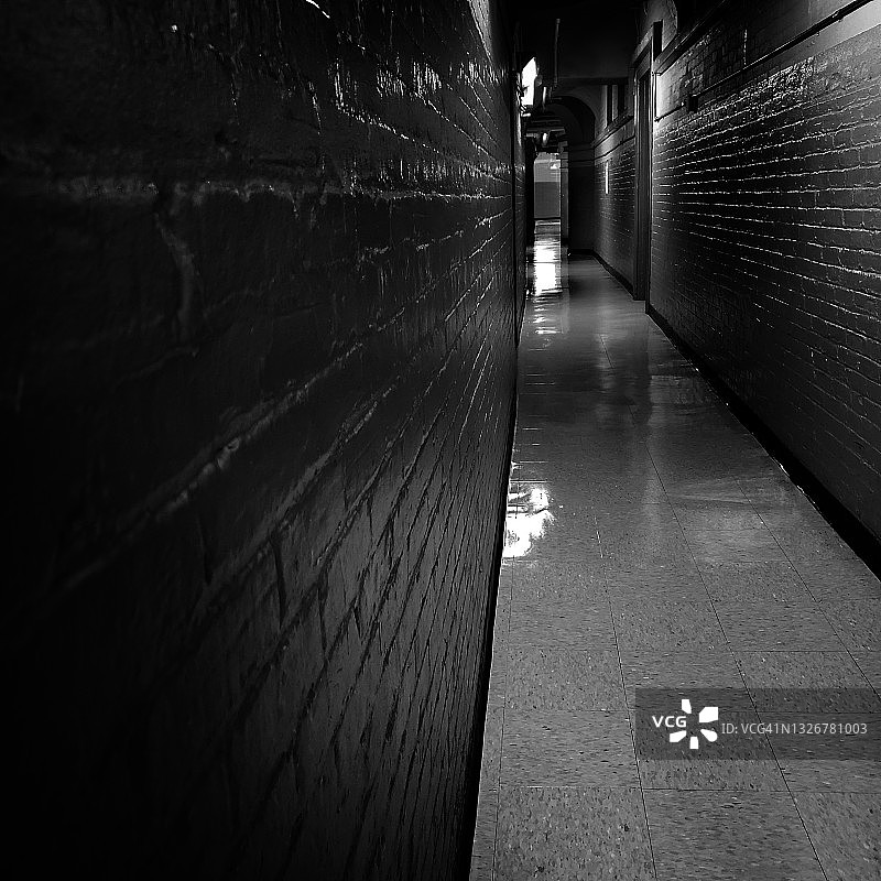 黑暗的悠长走廊图片素材