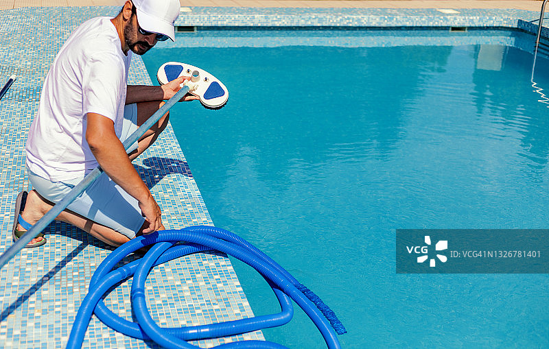 男子清洁游泳池图片素材
