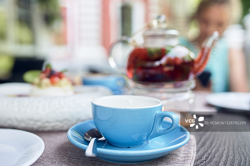 蓝色陶瓷杯碟与草莓茶图片素材